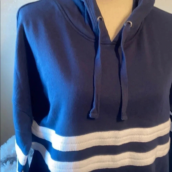 🌸Adorable navy blue hoodie 🌸
BIN 30 - Picture 2 of 7